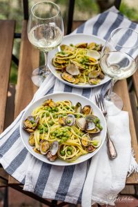 Spaghetti with clams and peas