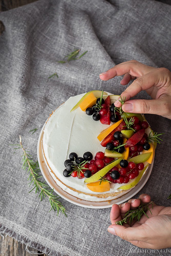 Naked cake with ricotta, mascarpone and fresh fruit
