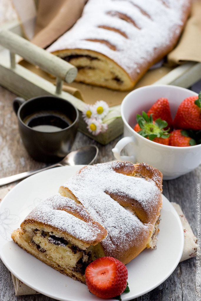 YEASTED MERINGUE COFFEE CAKE